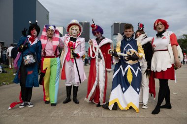 Bükreş, Romanya - 27 Nisan 2025: Doğu Avrupa Comic Con 'da Cosplayers. Çizgi roman, film, TV dizisi, bilim kurgu ve fantezi, oyun, Japon kültürü, Anime, Manga, tahta oyunları, kart oyunları ve son olarak da teknoloji oyunlarını seviyorlar..