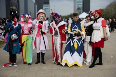 Bükreş, Romanya - 27 Nisan 2025: Doğu Avrupa Comic Con 'da Cosplayers. Çizgi roman, film, TV dizisi, bilim kurgu ve fantezi, oyun, Japon kültürü, Anime, Manga, tahta oyunları, kart oyunları ve son olarak da teknoloji oyunlarını seviyorlar..