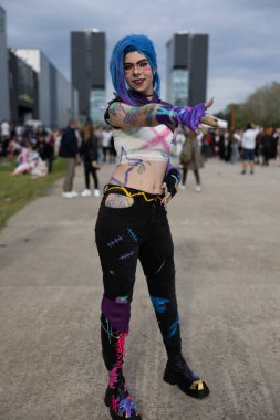 Bükreş, Romanya - 27 Nisan 2025: Doğu Avrupa Comic Con 'da Cosplayers. Çizgi roman, film, TV dizisi, bilim kurgu ve fantezi, oyun, Japon kültürü, Anime, Manga, tahta oyunları, kart oyunları ve son olarak da teknoloji oyunlarını seviyorlar..