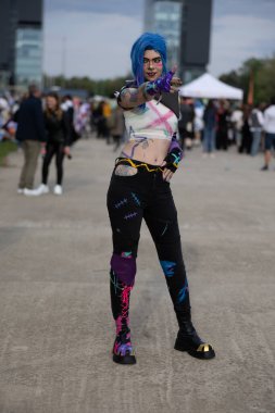 Bükreş, Romanya - 27 Nisan 2025: Doğu Avrupa Comic Con 'da Cosplayers. Çizgi roman, film, TV dizisi, bilim kurgu ve fantezi, oyun, Japon kültürü, Anime, Manga, tahta oyunları, kart oyunları ve son olarak da teknoloji oyunlarını seviyorlar..