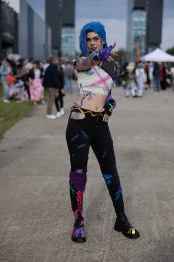 Bükreş, Romanya - 27 Nisan 2025: Doğu Avrupa Comic Con 'da Cosplayers. Çizgi roman, film, TV dizisi, bilim kurgu ve fantezi, oyun, Japon kültürü, Anime, Manga, tahta oyunları, kart oyunları ve son olarak da teknoloji oyunlarını seviyorlar..