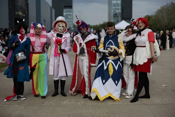 Bükreş, Romanya - 27 Nisan 2025: Doğu Avrupa Comic Con 'da Cosplayers. Çizgi roman, film, TV dizisi, bilim kurgu ve fantezi, oyun, Japon kültürü, Anime, Manga, tahta oyunları, kart oyunları ve son olarak da teknoloji oyunlarını seviyorlar..
