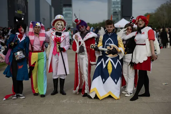 Bükreş, Romanya - 27 Nisan 2025: Doğu Avrupa Comic Con 'da Cosplayers. Çizgi roman, film, TV dizisi, bilim kurgu ve fantezi, oyun, Japon kültürü, Anime, Manga, tahta oyunları, kart oyunları ve son olarak da teknoloji oyunlarını seviyorlar..