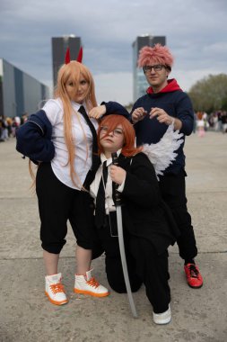Bükreş, Romanya - 27 Nisan 2025: Doğu Avrupa Comic Con 'da Cosplayers. Çizgi roman, film, TV dizisi, bilim kurgu ve fantezi, oyun, Japon kültürü, Anime, Manga, tahta oyunları, kart oyunları ve son olarak da teknoloji oyunlarını seviyorlar..