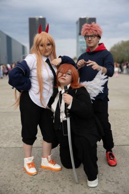 Bükreş, Romanya - 27 Nisan 2025: Doğu Avrupa Comic Con 'da Cosplayers. Çizgi roman, film, TV dizisi, bilim kurgu ve fantezi, oyun, Japon kültürü, Anime, Manga, tahta oyunları, kart oyunları ve son olarak da teknoloji oyunlarını seviyorlar..