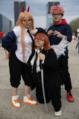 Bükreş, Romanya - 27 Nisan 2025: Doğu Avrupa Comic Con 'da Cosplayers. Çizgi roman, film, TV dizisi, bilim kurgu ve fantezi, oyun, Japon kültürü, Anime, Manga, tahta oyunları, kart oyunları ve son olarak da teknoloji oyunlarını seviyorlar..