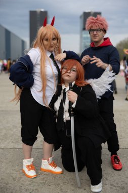 Bükreş, Romanya - 27 Nisan 2025: Doğu Avrupa Comic Con 'da Cosplayers. Çizgi roman, film, TV dizisi, bilim kurgu ve fantezi, oyun, Japon kültürü, Anime, Manga, tahta oyunları, kart oyunları ve son olarak da teknoloji oyunlarını seviyorlar..