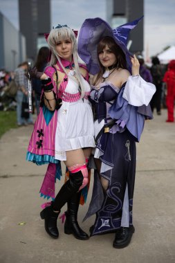 Bükreş, Romanya - 27 Nisan 2025: Doğu Avrupa Comic Con 'da Cosplayers. Çizgi roman, film, TV dizisi, bilim kurgu ve fantezi, oyun, Japon kültürü, Anime, Manga, tahta oyunları, kart oyunları ve son olarak da teknoloji oyunlarını seviyorlar..