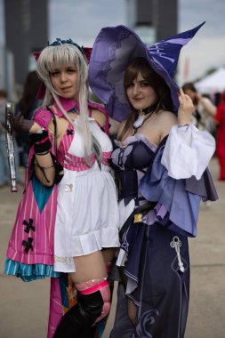 Bükreş, Romanya - 27 Nisan 2025: Doğu Avrupa Comic Con 'da Cosplayers. Çizgi roman, film, TV dizisi, bilim kurgu ve fantezi, oyun, Japon kültürü, Anime, Manga, tahta oyunları, kart oyunları ve son olarak da teknoloji oyunlarını seviyorlar..