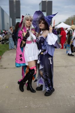 Bükreş, Romanya - 27 Nisan 2025: Doğu Avrupa Comic Con 'da Cosplayers. Çizgi roman, film, TV dizisi, bilim kurgu ve fantezi, oyun, Japon kültürü, Anime, Manga, tahta oyunları, kart oyunları ve son olarak da teknoloji oyunlarını seviyorlar..