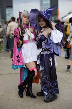 Bükreş, Romanya - 27 Nisan 2025: Doğu Avrupa Comic Con 'da Cosplayers. Çizgi roman, film, TV dizisi, bilim kurgu ve fantezi, oyun, Japon kültürü, Anime, Manga, tahta oyunları, kart oyunları ve son olarak da teknoloji oyunlarını seviyorlar..