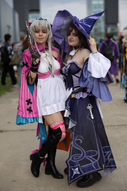 Bükreş, Romanya - 27 Nisan 2025: Doğu Avrupa Comic Con 'da Cosplayers. Çizgi roman, film, TV dizisi, bilim kurgu ve fantezi, oyun, Japon kültürü, Anime, Manga, tahta oyunları, kart oyunları ve son olarak da teknoloji oyunlarını seviyorlar..