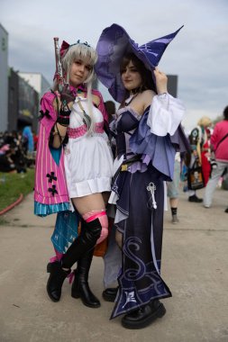 Bükreş, Romanya - 27 Nisan 2025: Doğu Avrupa Comic Con 'da Cosplayers. Çizgi roman, film, TV dizisi, bilim kurgu ve fantezi, oyun, Japon kültürü, Anime, Manga, tahta oyunları, kart oyunları ve son olarak da teknoloji oyunlarını seviyorlar..