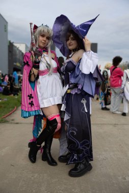 Bükreş, Romanya - 27 Nisan 2025: Doğu Avrupa Comic Con 'da Cosplayers. Çizgi roman, film, TV dizisi, bilim kurgu ve fantezi, oyun, Japon kültürü, Anime, Manga, tahta oyunları, kart oyunları ve son olarak da teknoloji oyunlarını seviyorlar..