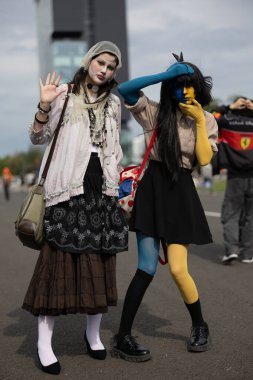 Bükreş, Romanya - 27 Nisan 2025: Doğu Avrupa Comic Con 'da Cosplayers. Çizgi roman, film, TV dizisi, bilim kurgu ve fantezi, oyun, Japon kültürü, Anime, Manga, tahta oyunları, kart oyunları ve son olarak da teknoloji oyunlarını seviyorlar..