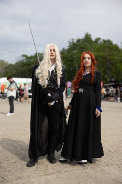 Bükreş, Romanya - 27 Nisan 2025: Doğu Avrupa Comic Con 'da Cosplayers. Çizgi roman, film, TV dizisi, bilim kurgu ve fantezi, oyun, Japon kültürü, Anime, Manga, tahta oyunları, kart oyunları ve son olarak da teknoloji oyunlarını seviyorlar..