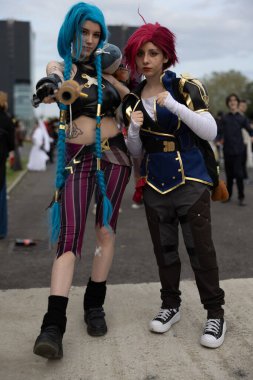 Bükreş, Romanya - 27 Nisan 2025: Doğu Avrupa Comic Con 'da Cosplayers. Çizgi roman, film, TV dizisi, bilim kurgu ve fantezi, oyun, Japon kültürü, Anime, Manga, tahta oyunları, kart oyunları ve son olarak da teknoloji oyunlarını seviyorlar..