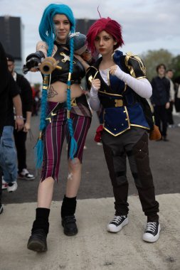 Bükreş, Romanya - 27 Nisan 2025: Doğu Avrupa Comic Con 'da Cosplayers. Çizgi roman, film, TV dizisi, bilim kurgu ve fantezi, oyun, Japon kültürü, Anime, Manga, tahta oyunları, kart oyunları ve son olarak da teknoloji oyunlarını seviyorlar..