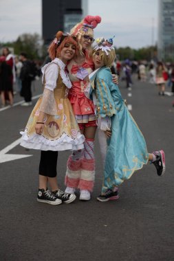 Bükreş, Romanya - 27 Nisan 2025: Doğu Avrupa Comic Con 'da Cosplayers. Çizgi roman, film, TV dizisi, bilim kurgu ve fantezi, oyun, Japon kültürü, Anime, Manga, tahta oyunları, kart oyunları ve son olarak da teknoloji oyunlarını seviyorlar..