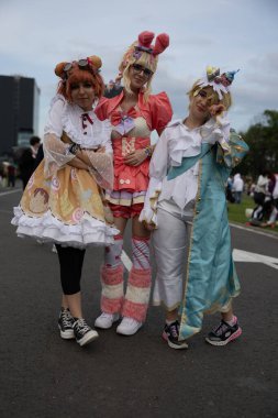 Bükreş, Romanya - 27 Nisan 2025: Doğu Avrupa Comic Con 'da Cosplayers. Çizgi roman, film, TV dizisi, bilim kurgu ve fantezi, oyun, Japon kültürü, Anime, Manga, tahta oyunları, kart oyunları ve son olarak da teknoloji oyunlarını seviyorlar..