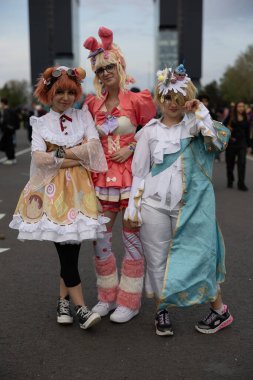Bükreş, Romanya - 27 Nisan 2025: Doğu Avrupa Comic Con 'da Cosplayers. Çizgi roman, film, TV dizisi, bilim kurgu ve fantezi, oyun, Japon kültürü, Anime, Manga, tahta oyunları, kart oyunları ve son olarak da teknoloji oyunlarını seviyorlar..