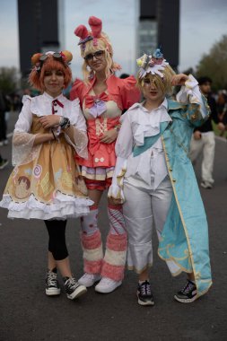 Bükreş, Romanya - 27 Nisan 2025: Doğu Avrupa Comic Con 'da Cosplayers. Çizgi roman, film, TV dizisi, bilim kurgu ve fantezi, oyun, Japon kültürü, Anime, Manga, tahta oyunları, kart oyunları ve son olarak da teknoloji oyunlarını seviyorlar..