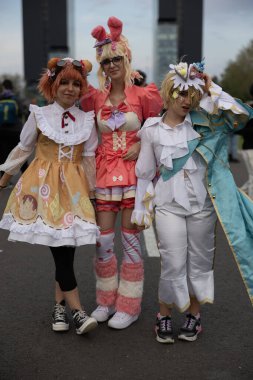 Bükreş, Romanya - 27 Nisan 2025: Doğu Avrupa Comic Con 'da Cosplayers. Çizgi roman, film, TV dizisi, bilim kurgu ve fantezi, oyun, Japon kültürü, Anime, Manga, tahta oyunları, kart oyunları ve son olarak da teknoloji oyunlarını seviyorlar..