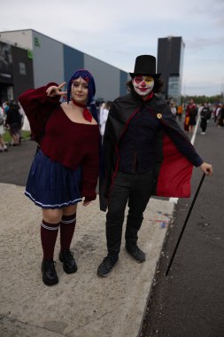 Bükreş, Romanya - 27 Nisan 2025: Doğu Avrupa Comic Con 'da Cosplayers. Çizgi roman, film, TV dizisi, bilim kurgu ve fantezi, oyun, Japon kültürü, Anime, Manga, tahta oyunları, kart oyunları ve son olarak da teknoloji oyunlarını seviyorlar..