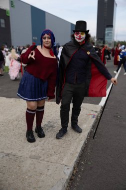 Bükreş, Romanya - 27 Nisan 2025: Doğu Avrupa Comic Con 'da Cosplayers. Çizgi roman, film, TV dizisi, bilim kurgu ve fantezi, oyun, Japon kültürü, Anime, Manga, tahta oyunları, kart oyunları ve son olarak da teknoloji oyunlarını seviyorlar..