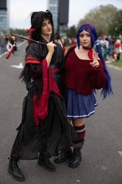 Bükreş, Romanya - 27 Nisan 2025: Doğu Avrupa Comic Con 'da Cosplayers. Çizgi roman, film, TV dizisi, bilim kurgu ve fantezi, oyun, Japon kültürü, Anime, Manga, tahta oyunları, kart oyunları ve son olarak da teknoloji oyunlarını seviyorlar..