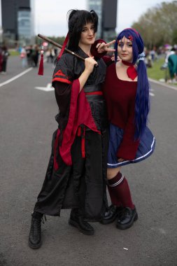 Bükreş, Romanya - 27 Nisan 2025: Doğu Avrupa Comic Con 'da Cosplayers. Çizgi roman, film, TV dizisi, bilim kurgu ve fantezi, oyun, Japon kültürü, Anime, Manga, tahta oyunları, kart oyunları ve son olarak da teknoloji oyunlarını seviyorlar..