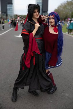 Bükreş, Romanya - 27 Nisan 2025: Doğu Avrupa Comic Con 'da Cosplayers. Çizgi roman, film, TV dizisi, bilim kurgu ve fantezi, oyun, Japon kültürü, Anime, Manga, tahta oyunları, kart oyunları ve son olarak da teknoloji oyunlarını seviyorlar..