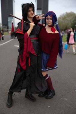 Bükreş, Romanya - 27 Nisan 2025: Doğu Avrupa Comic Con 'da Cosplayers. Çizgi roman, film, TV dizisi, bilim kurgu ve fantezi, oyun, Japon kültürü, Anime, Manga, tahta oyunları, kart oyunları ve son olarak da teknoloji oyunlarını seviyorlar..