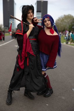 Bükreş, Romanya - 27 Nisan 2025: Doğu Avrupa Comic Con 'da Cosplayers. Çizgi roman, film, TV dizisi, bilim kurgu ve fantezi, oyun, Japon kültürü, Anime, Manga, tahta oyunları, kart oyunları ve son olarak da teknoloji oyunlarını seviyorlar..