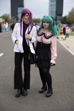 Bükreş, Romanya - 27 Nisan 2025: Doğu Avrupa Comic Con 'da Cosplayers. Çizgi roman, film, TV dizisi, bilim kurgu ve fantezi, oyun, Japon kültürü, Anime, Manga, tahta oyunları, kart oyunları ve son olarak da teknoloji oyunlarını seviyorlar..