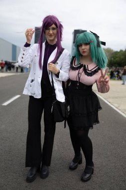 Bükreş, Romanya - 27 Nisan 2025: Doğu Avrupa Comic Con 'da Cosplayers. Çizgi roman, film, TV dizisi, bilim kurgu ve fantezi, oyun, Japon kültürü, Anime, Manga, tahta oyunları, kart oyunları ve son olarak da teknoloji oyunlarını seviyorlar..