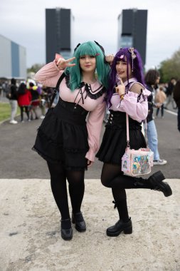 Bükreş, Romanya - 27 Nisan 2025: Doğu Avrupa Comic Con 'da Cosplayers. Çizgi roman, film, TV dizisi, bilim kurgu ve fantezi, oyun, Japon kültürü, Anime, Manga, tahta oyunları, kart oyunları ve son olarak da teknoloji oyunlarını seviyorlar..