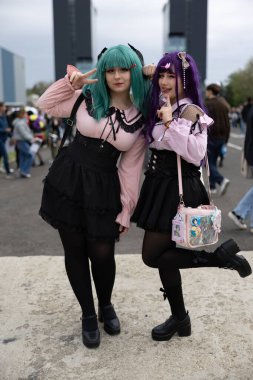 Bükreş, Romanya - 27 Nisan 2025: Doğu Avrupa Comic Con 'da Cosplayers. Çizgi roman, film, TV dizisi, bilim kurgu ve fantezi, oyun, Japon kültürü, Anime, Manga, tahta oyunları, kart oyunları ve son olarak da teknoloji oyunlarını seviyorlar..