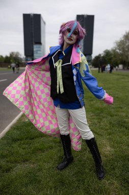 Bükreş, Romanya - 27 Nisan 2025: Doğu Avrupa Comic Con 'da Cosplayers. Çizgi roman, film, TV dizisi, bilim kurgu ve fantezi, oyun, Japon kültürü, Anime, Manga, tahta oyunları, kart oyunları ve son olarak da teknoloji oyunlarını seviyorlar..