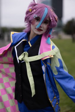 Bükreş, Romanya - 27 Nisan 2025: Doğu Avrupa Comic Con 'da Cosplayers. Çizgi roman, film, TV dizisi, bilim kurgu ve fantezi, oyun, Japon kültürü, Anime, Manga, tahta oyunları, kart oyunları ve son olarak da teknoloji oyunlarını seviyorlar..