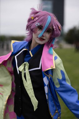 Bükreş, Romanya - 27 Nisan 2025: Doğu Avrupa Comic Con 'da Cosplayers. Çizgi roman, film, TV dizisi, bilim kurgu ve fantezi, oyun, Japon kültürü, Anime, Manga, tahta oyunları, kart oyunları ve son olarak da teknoloji oyunlarını seviyorlar..