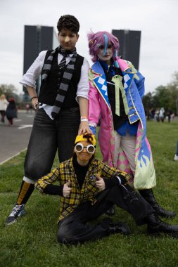 Bükreş, Romanya - 27 Nisan 2025: Doğu Avrupa Comic Con 'da Cosplayers. Çizgi roman, film, TV dizisi, bilim kurgu ve fantezi, oyun, Japon kültürü, Anime, Manga, tahta oyunları, kart oyunları ve son olarak da teknoloji oyunlarını seviyorlar..
