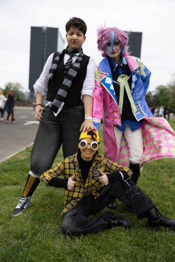 Bükreş, Romanya - 27 Nisan 2025: Doğu Avrupa Comic Con 'da Cosplayers. Çizgi roman, film, TV dizisi, bilim kurgu ve fantezi, oyun, Japon kültürü, Anime, Manga, tahta oyunları, kart oyunları ve son olarak da teknoloji oyunlarını seviyorlar..