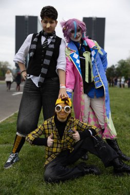 Bükreş, Romanya - 27 Nisan 2025: Doğu Avrupa Comic Con 'da Cosplayers. Çizgi roman, film, TV dizisi, bilim kurgu ve fantezi, oyun, Japon kültürü, Anime, Manga, tahta oyunları, kart oyunları ve son olarak da teknoloji oyunlarını seviyorlar..