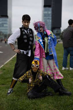 Bükreş, Romanya - 27 Nisan 2025: Doğu Avrupa Comic Con 'da Cosplayers. Çizgi roman, film, TV dizisi, bilim kurgu ve fantezi, oyun, Japon kültürü, Anime, Manga, tahta oyunları, kart oyunları ve son olarak da teknoloji oyunlarını seviyorlar..