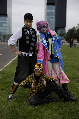 Bükreş, Romanya - 27 Nisan 2025: Doğu Avrupa Comic Con 'da Cosplayers. Çizgi roman, film, TV dizisi, bilim kurgu ve fantezi, oyun, Japon kültürü, Anime, Manga, tahta oyunları, kart oyunları ve son olarak da teknoloji oyunlarını seviyorlar..