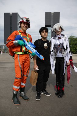 Bükreş, Romanya - 27 Nisan 2025: Doğu Avrupa Comic Con 'da Cosplayers. Çizgi roman, film, TV dizisi, bilim kurgu ve fantezi, oyun, Japon kültürü, Anime, Manga, tahta oyunları, kart oyunları ve son olarak da teknoloji oyunlarını seviyorlar..
