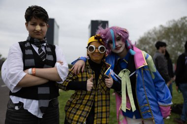 Bükreş, Romanya - 27 Nisan 2025: Doğu Avrupa Comic Con 'da Cosplayers. Çizgi roman, film, TV dizisi, bilim kurgu ve fantezi, oyun, Japon kültürü, Anime, Manga, tahta oyunları, kart oyunları ve son olarak da teknoloji oyunlarını seviyorlar..
