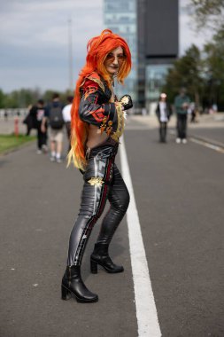 Bükreş, Romanya - 27 Nisan 2025: Doğu Avrupa Comic Con 'da Cosplayers. Çizgi roman, film, TV dizisi, bilim kurgu ve fantezi, oyun, Japon kültürü, Anime, Manga, tahta oyunları, kart oyunları ve son olarak da teknoloji oyunlarını seviyorlar..