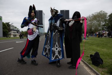 Bükreş, Romanya - 27 Nisan 2025: Doğu Avrupa Comic Con 'da Cosplayers. Çizgi roman, film, TV dizisi, bilim kurgu ve fantezi, oyun, Japon kültürü, Anime, Manga, tahta oyunları, kart oyunları ve son olarak da teknoloji oyunlarını seviyorlar..